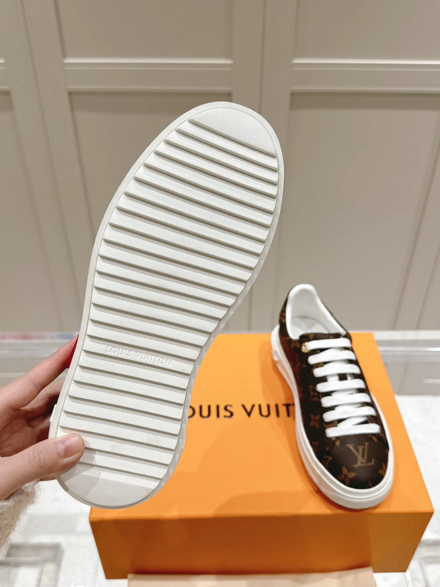 👟👟Ex-factory price 560👟👟 LV new white shoes, four-leaf clover🍀sunflower🌞 charm, add naughty and lively color to simple white shoes, easy to wear and durable, code number: 35+40 (41 customized)